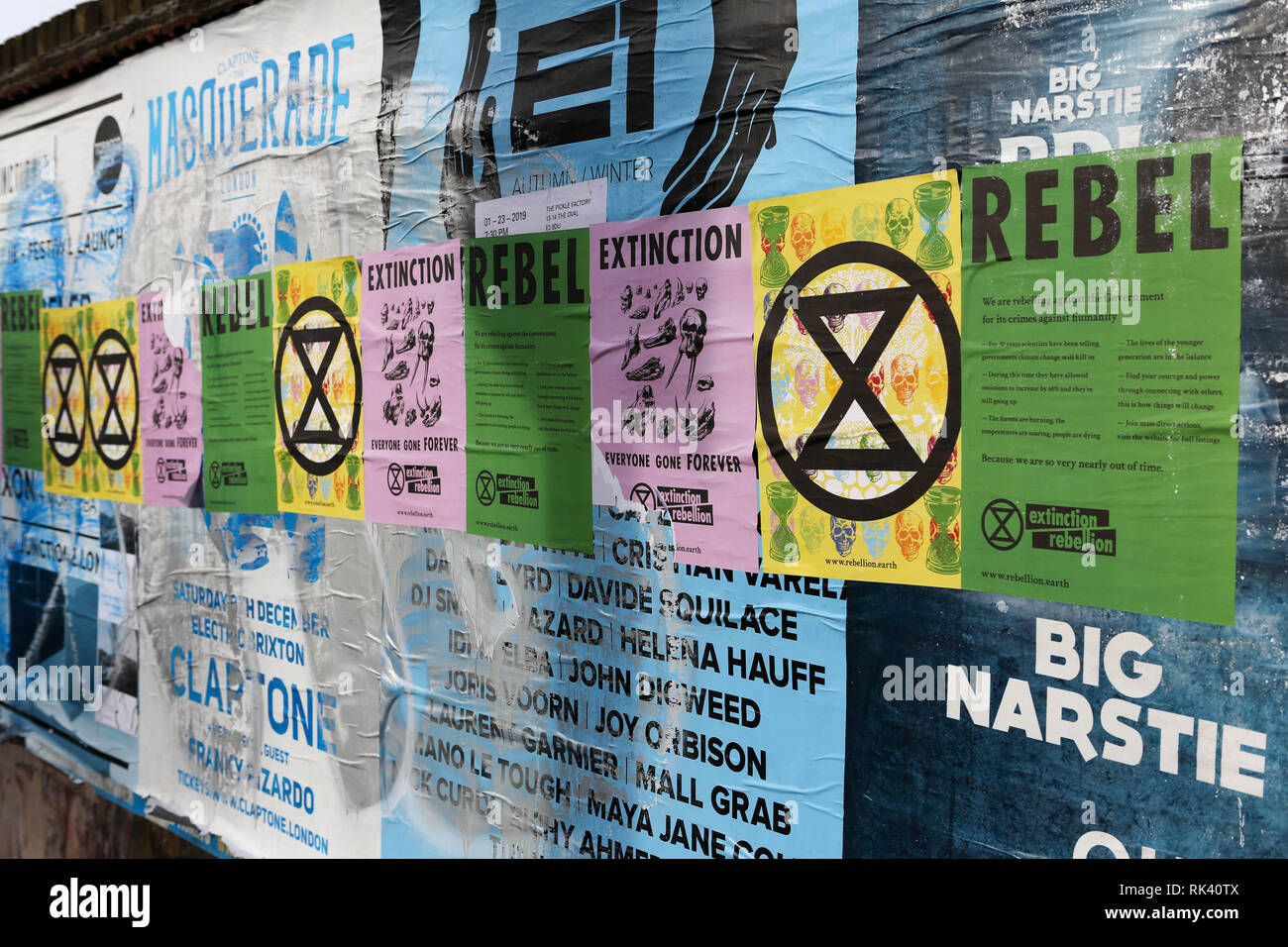 London, Großbritannien. 9 Feb, 2019. Die Demonstranten außerhalb Dalston Kingsland Bahnhof für eine Vielzahl von Straßentheater, die Zusammenarbeit mit der lokalen Gemeinschaft und der Anzahl der kurze Weg blockiert. Credit: Penelope Barritt/Alamy leben Nachrichten Stockfoto
