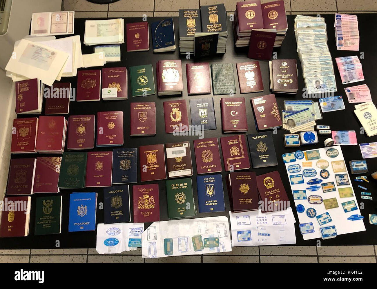 Athen, Griechenland. 09 Feb, 2019. Gefälschte Pässe und IDs sind auf einen Tisch. Eine Bande von geldfälschern hat in Griechenland, der Pässe und Reisedokumente in großem Maßstab für die Weiterreise der Flüchtlinge und Migranten verkauft zu haben, festgenommen worden. (Dpa' Bande von reisepass Fälscher in Athen - Verkauf geblasen, um Migranten' - beste Qualität) Credit: Polizei Athen/dpa - ACHTUNG: Nur für die redaktionelle Verwendung im Zusammenhang mit der aktuellen Berichterstattung und nur mit vollständiger Nennung der oben genannten Kredit-/dpa/Alamy leben Nachrichten Stockfoto