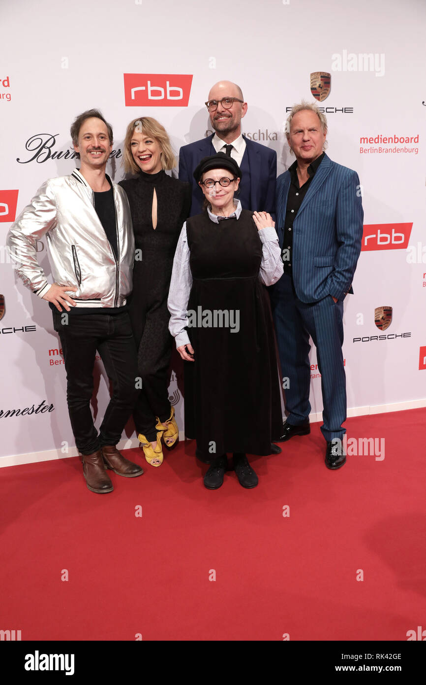 Berlin, Deutschland. 09 Feb, 2019. 69. Berlinale: Die Schauspieler Michael Ostrowski (L-R), Heike Makatsch, Katharina Thalbach, Regisseur Philipp Stölzl und Uwe Ochsenknecht in der Medienboard-Party kommen. Quelle: Jörg Carstensen/dpa/Alamy leben Nachrichten Stockfoto