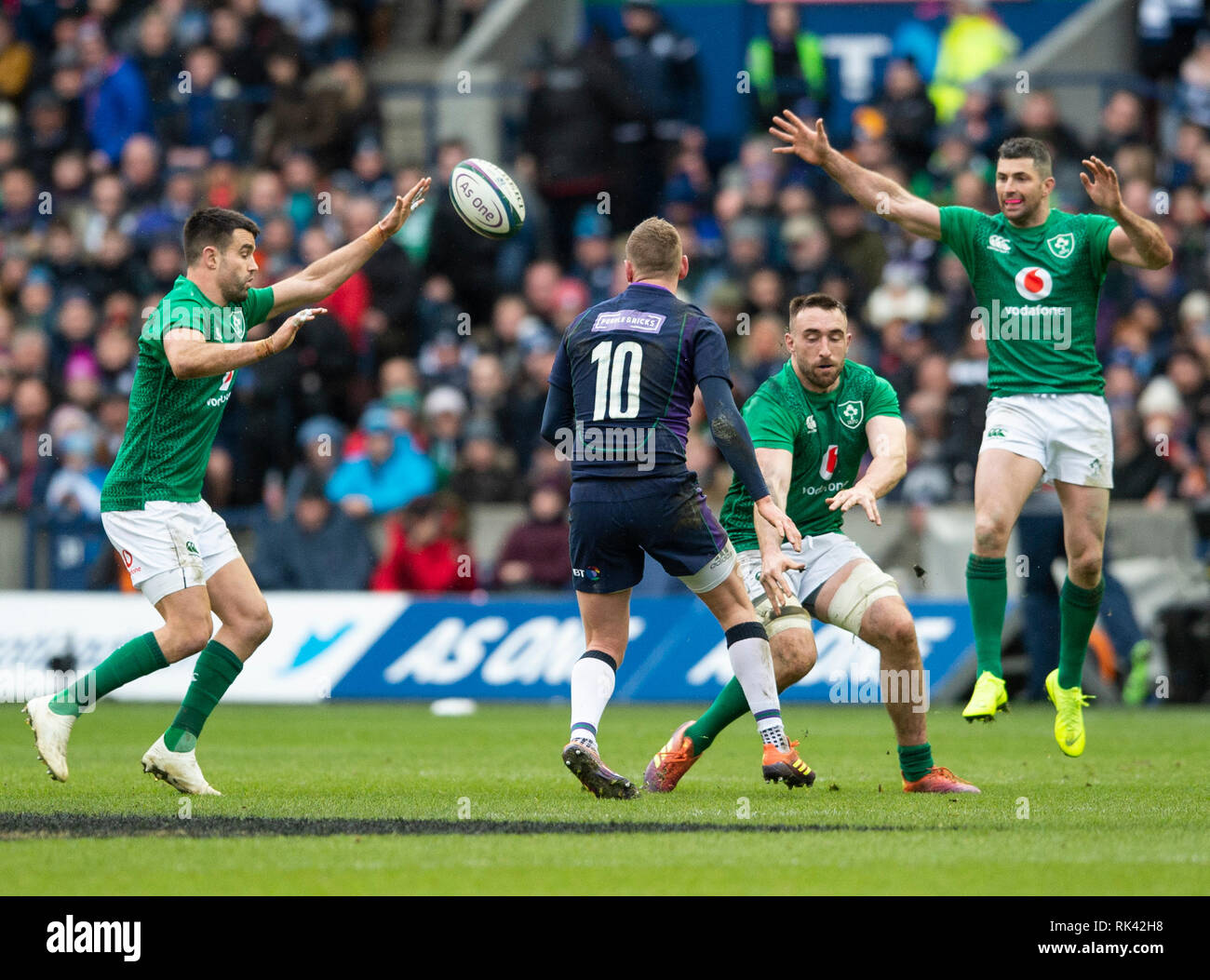 Edinburgh, Großbritannien. 09 Feb, 2019. EDINBURGH, Schottland - 2. FEBRUAR 2019: Schottland Stand Off, Finn Russell, Chips auf die Irische Verteidigung in der ersten Hälfte wie Schottland spielen Wirt nach Irland in Ihrem zweiten Spiel der 2019 6 Nationen Meisterschaft am Stadion Murrayfield, Edinburgh. (Credit: Ian Jacobs/Alamy leben Nachrichten Stockfoto