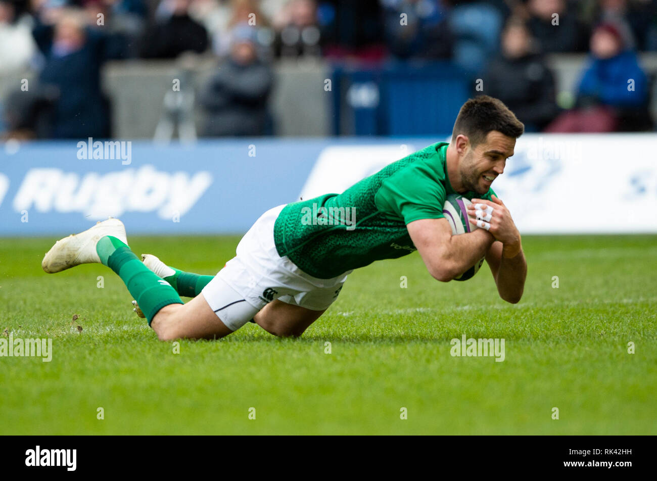 Edinburgh, Großbritannien. 09 Feb, 2019. EDINBURGH, Schottland - 2. FEBRUAR 2019: Irland Scrum-Half, Conor Murray, Tauchgänge über die Linie Ergebnis seiner Seite öffnen versuchen Sie, während der ersten Hälfte wie Schottland spielen Wirt nach Irland in Ihrem zweiten Spiel der 2019 6 Nationen Meisterschaft am Stadion Murrayfield, Edinburgh. (Credit: Ian Jacobs/Alamy leben Nachrichten Stockfoto