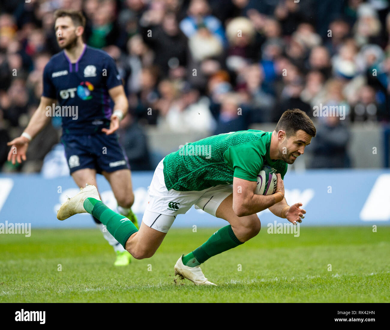 Edinburgh, Großbritannien. 09 Feb, 2019. EDINBURGH, Schottland - 2. FEBRUAR 2019: Irland Scrum-Half, Conor Murray, Tauchgänge über die Linie Ergebnis seiner Seite öffnen versuchen Sie, während der ersten Hälfte wie Schottland spielen Wirt nach Irland in Ihrem zweiten Spiel der 2019 6 Nationen Meisterschaft am Stadion Murrayfield, Edinburgh. (Credit: Ian Jacobs/Alamy leben Nachrichten Stockfoto