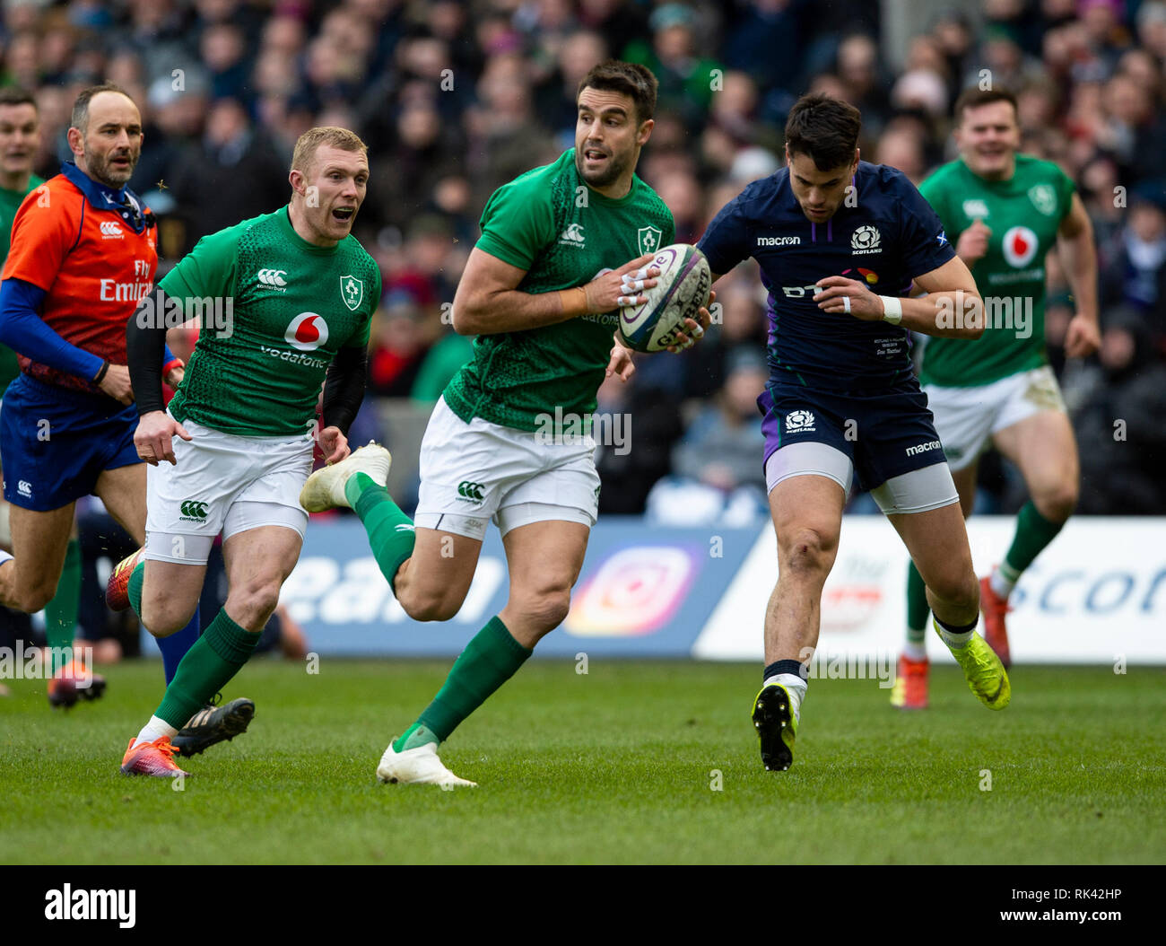 Edinburgh, Großbritannien. 09 Feb, 2019. EDINBURGH, Schottland - 2. FEBRUAR 2019: Irland Scrum-Half, Conor Murray, platzt durch die Schottischen Verteidigung auf seiner Seite öffnen versuchen Sie, während der ersten Hälfte wie Schottland spielen Wirt nach Irland in Ihrem zweiten Spiel der 2019 6 Nationen Meisterschaft am Stadion Murrayfield, Edinburgh. (Credit: Ian Jacobs/Alamy leben Nachrichten Stockfoto
