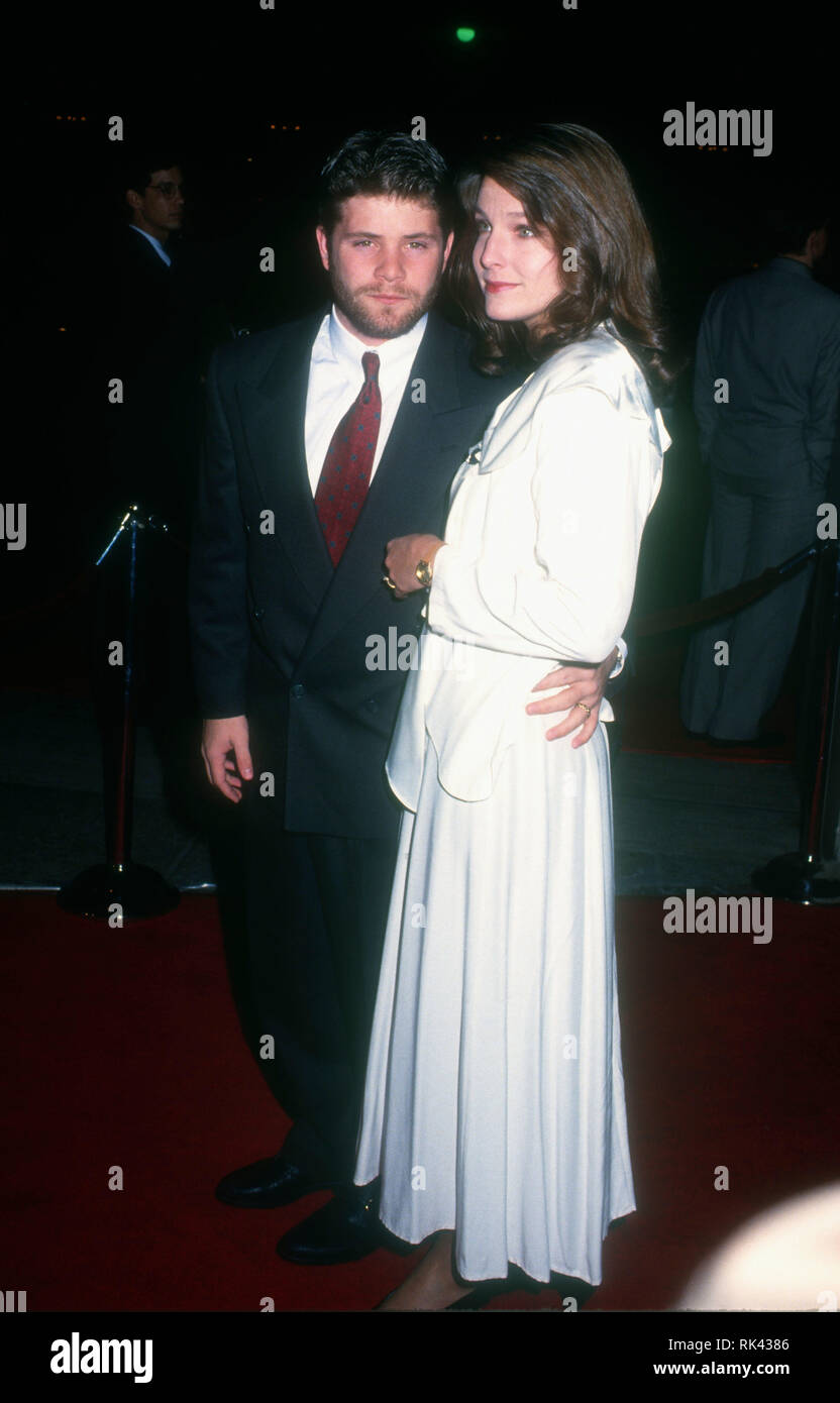 CENTURY CITY, CA - 14. Dezember: Schauspieler Sean Astin und Frau Christine Harrell besuchen TriStar Pictures' "Philadelphia" Premiere am 14. Dezember 1993 im Cineplex Odeon Century Plaza Kinos in Century City, Kalifornien. Foto von Barry King/Alamy Stock Foto Stockfoto