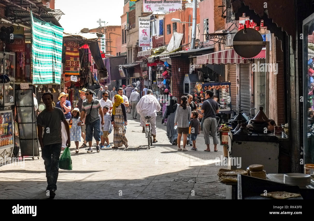 Einkaufsstraße in der Medina, Marrakesch, Marokko Stockfoto