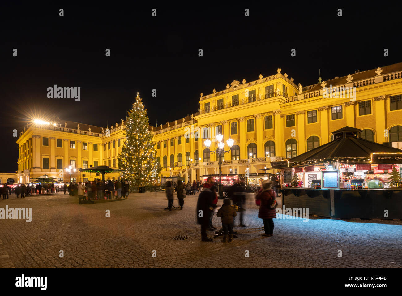 Die Menschen auf dem Weihnachtsmarkt vor dem Schloss Schönbrunn, Wien, Österreich Stockfoto