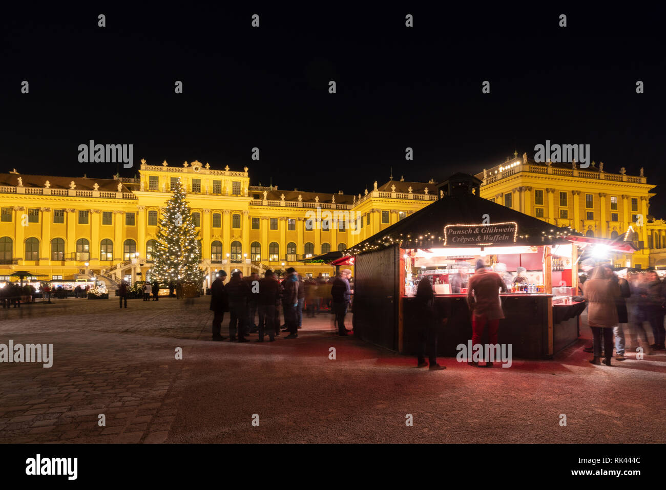 Menschen Shopping auf dem Weihnachtsmarkt vor dem Schloss Schönbrunn, Wien, Österreich Stockfoto