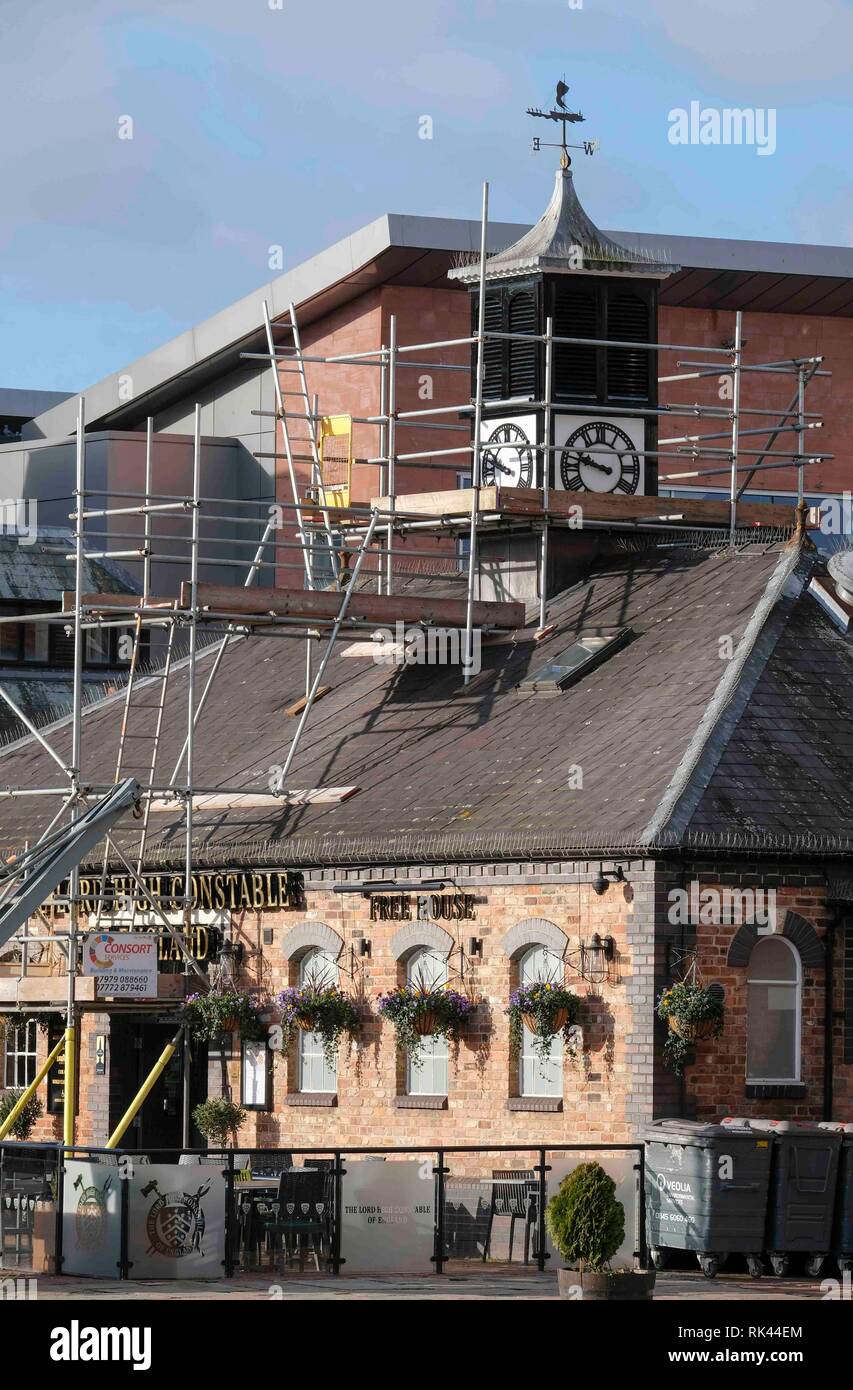 Uhr Reparaturen am Wetherspoons in Gloucester Docks Stockfoto