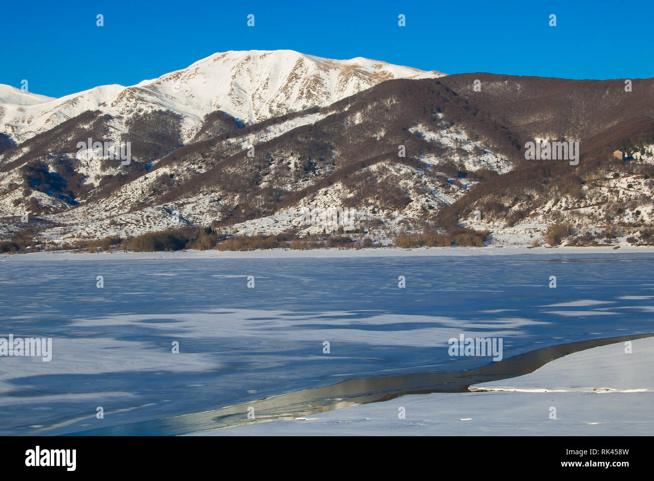 Gefrorene Staudamm von campotosto im Winter Tag Stockfoto