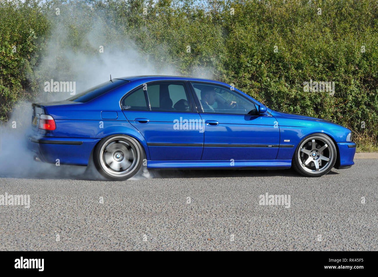 Massive reifen rauchen Burnout von BMW E39 M5 super Limousine