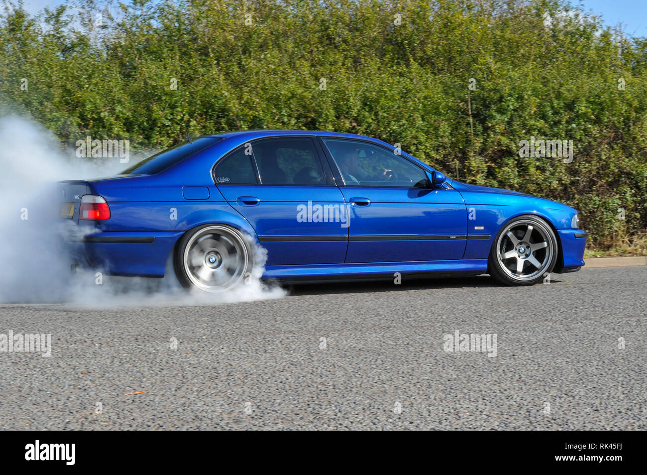 Massive reifen rauchen Burnout von BMW E39 M5 super Limousine modern  klassisch deutschen Auto Stockfotografie - Alamy