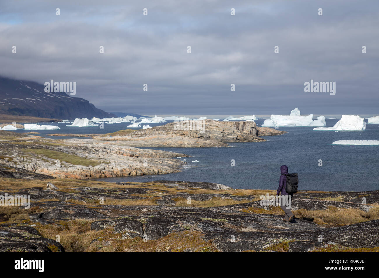 Junge Frau von Eisberge auf Disko Island, Grönland suchen Stockfoto