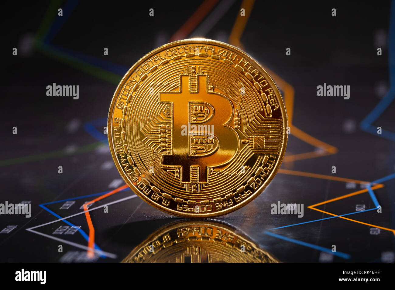 Gold bitcoin stehend auf die Diagramme für cryptocurrency Preise Stockfoto