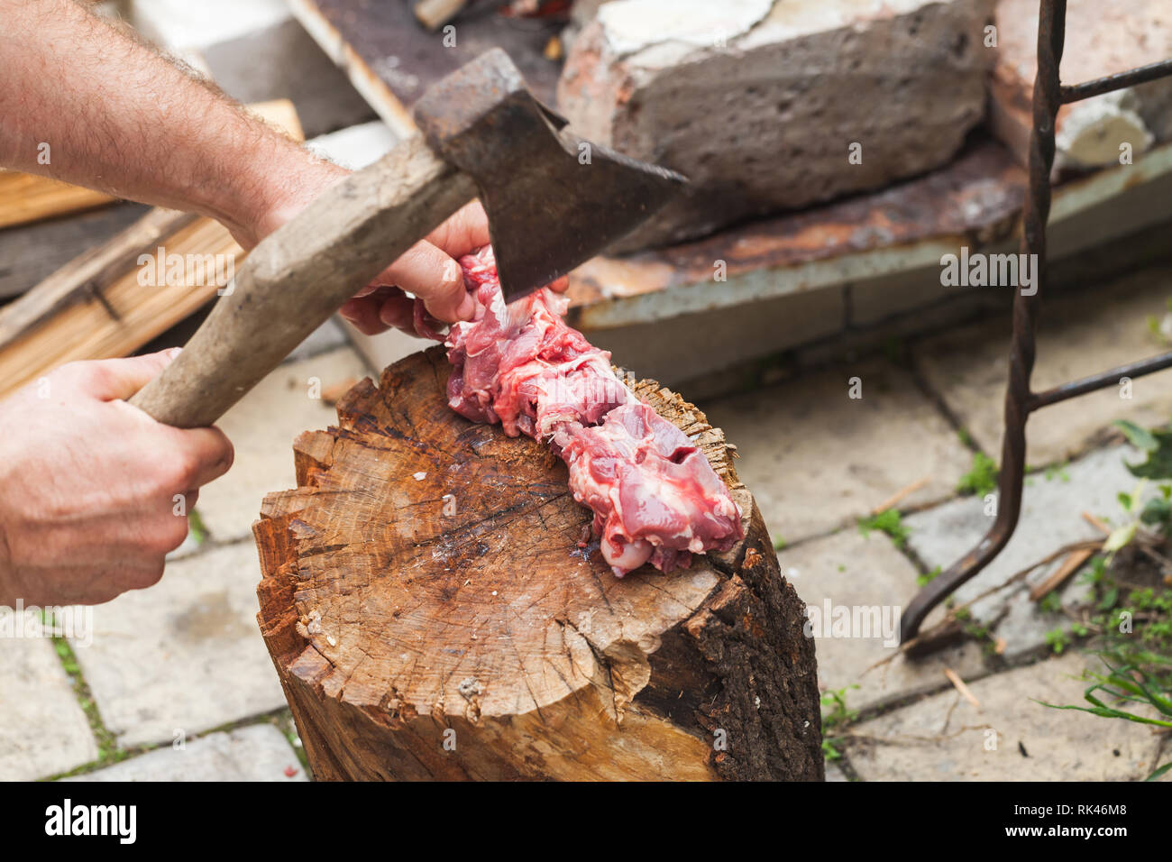 Raw Lamm Fleisch schneiden, kochen Hände mit Axt, Nahaufnahme Stockfoto