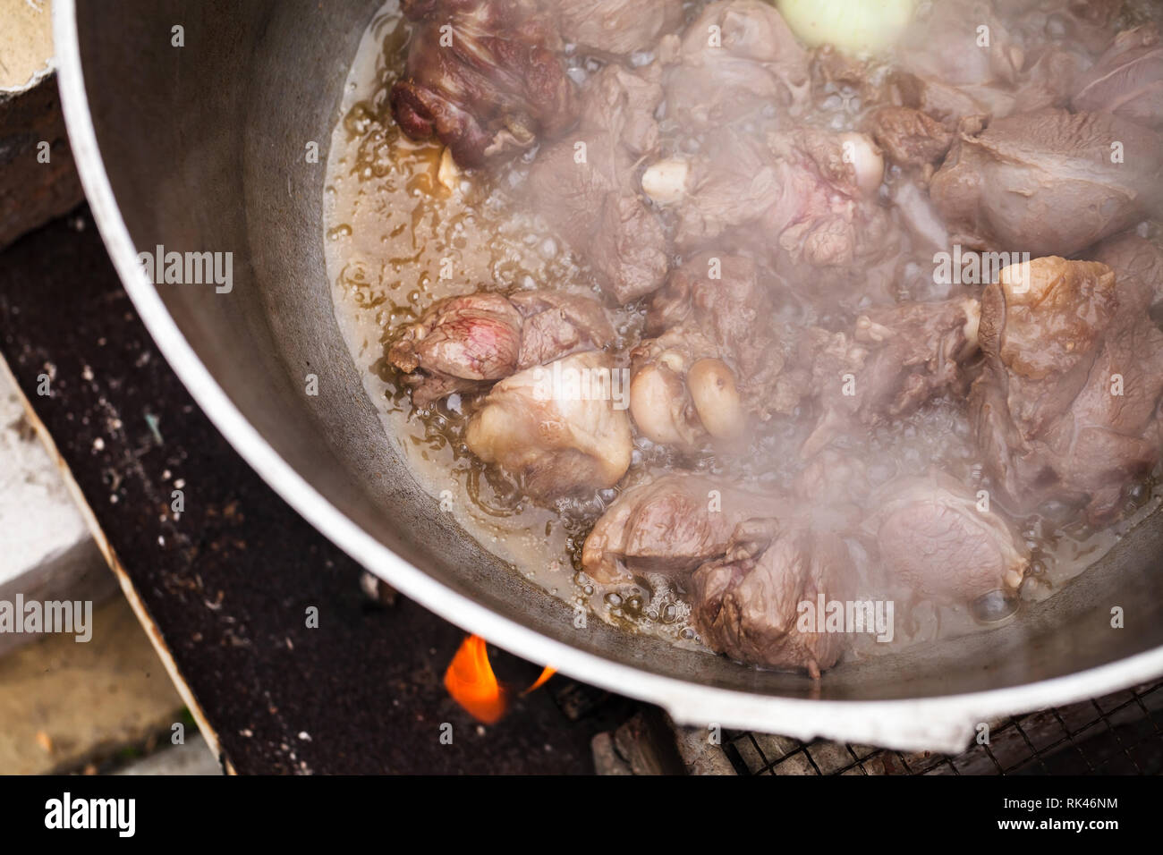 Lamm mit Zwiebel kochen im Kessel. Vorbereitung der Chorba Suppe, traditionelle Mahlzeit für viele nationale Gerichte in Europa, Nordafrika und Asien Stockfoto