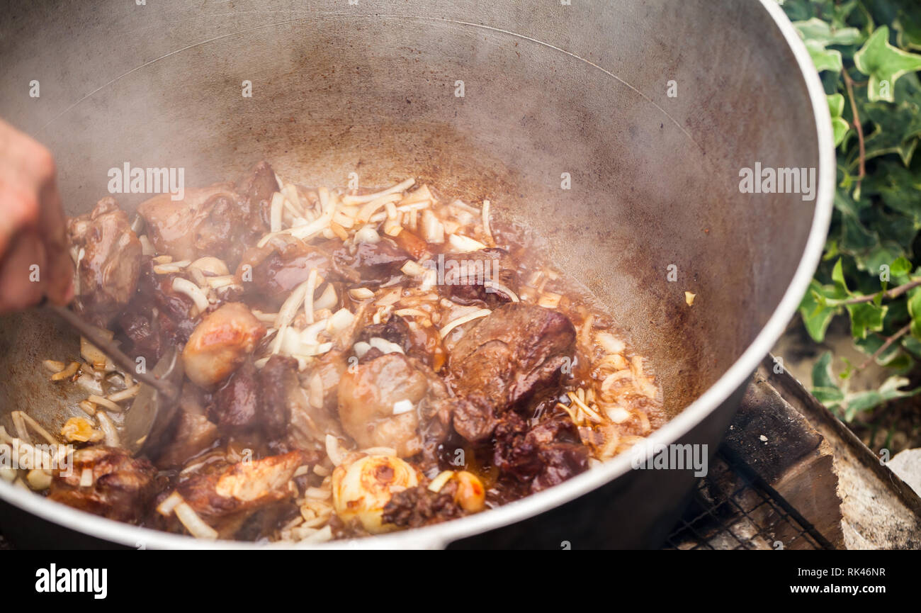 Das Mischen von gekochtem Lamm und Gemüse in einen Kessel. Vorbereitung der Chorba Suppe Stockfoto