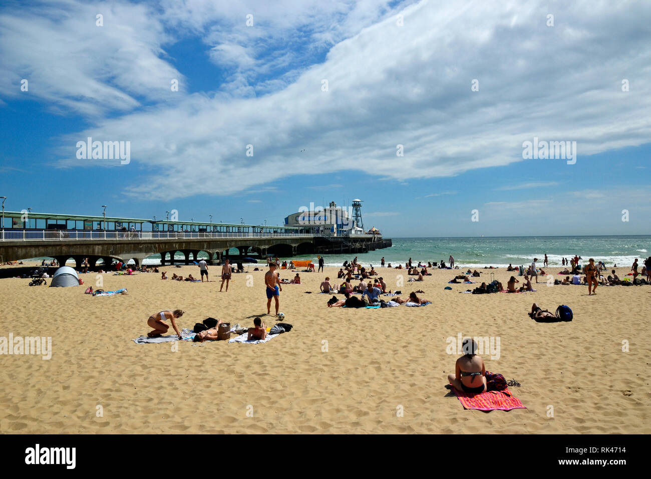 Die Leute am Strand von Bournemouth, England, Großbritannien Stockfoto