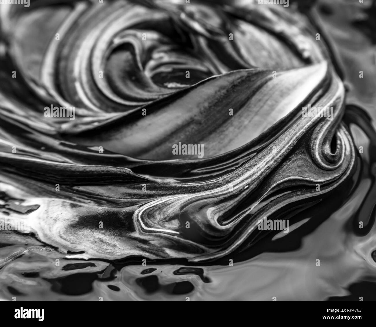 Abstrakte schwarze und weiße Vorlage als Ergebnis der Vermischung von Farbe Stockfoto