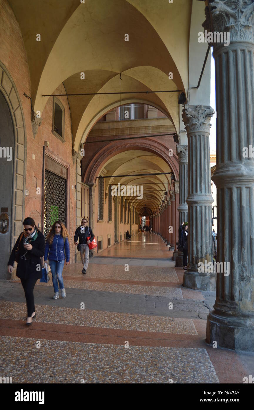 Schöne Soportals auf der Piazza Di Stefano in Bologna. Reisen, Urlaub, Architektur. 31. März 2015. Bologna, Emilia Romagna, Italien. Stockfoto