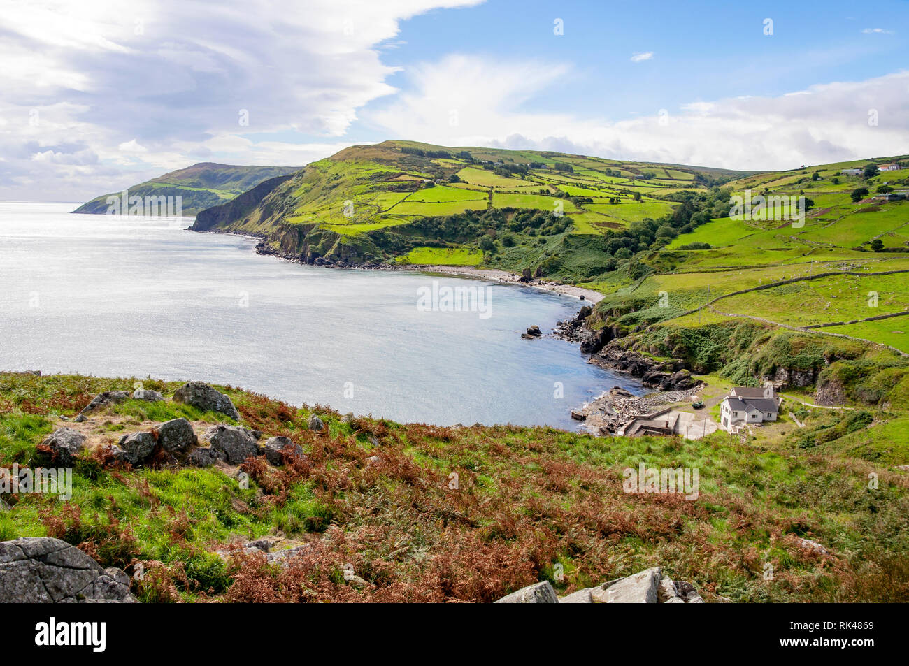 Nordküste, eine Bucht und einen kleinen Hafen in County Antrim, Nordirland, Großbritannien, der Blick von Torr Head, Ballycastle Stockfoto