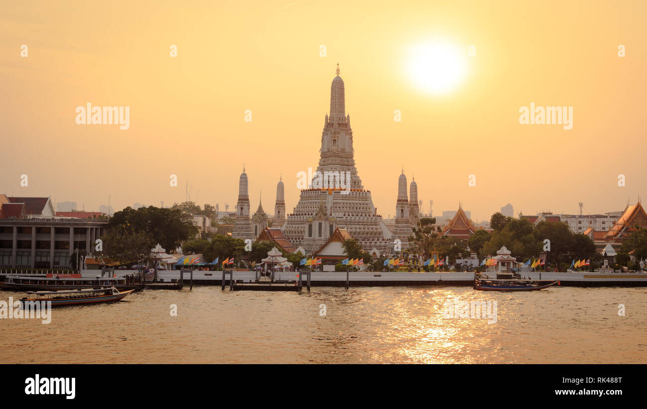 Wat Arun mit River bei Sonnenuntergang in Bangkok. Stockfoto