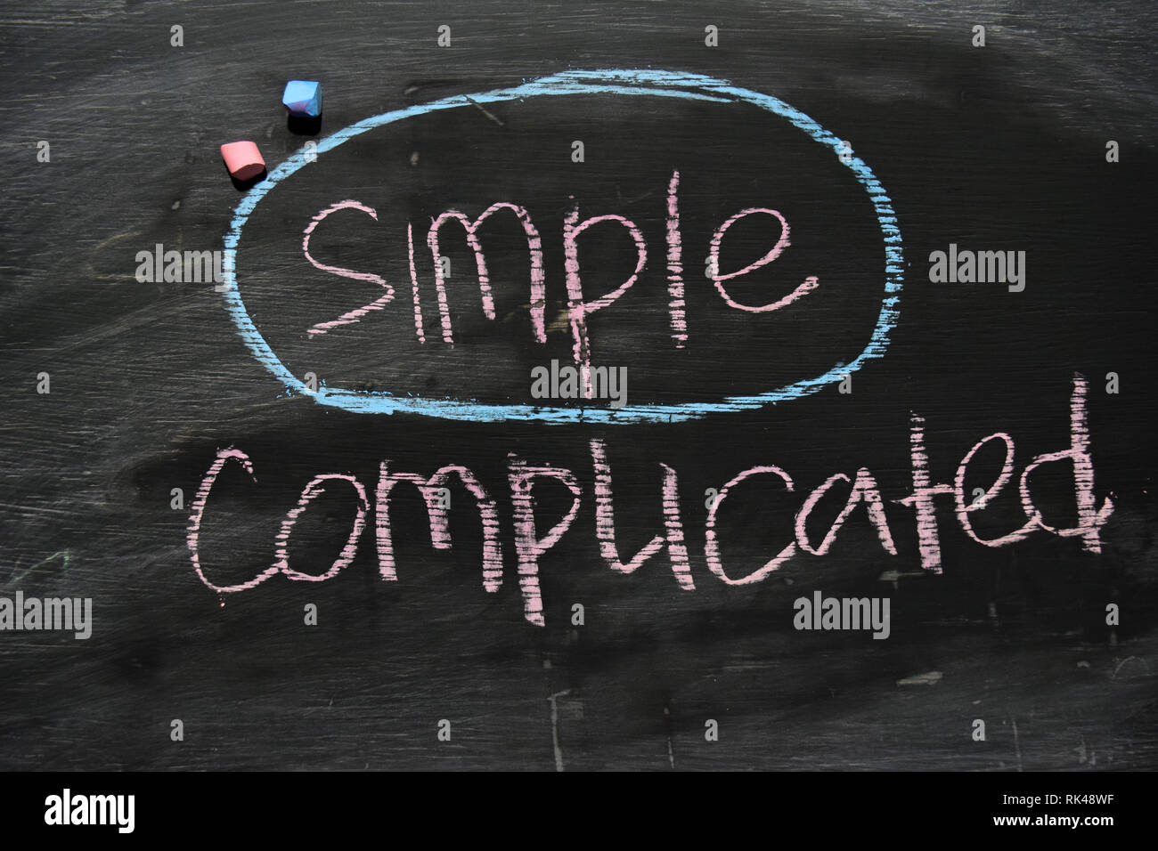 Einfache oder mit Farbe chalk Konzept an die Tafel geschrieben Kompliziert Stockfoto