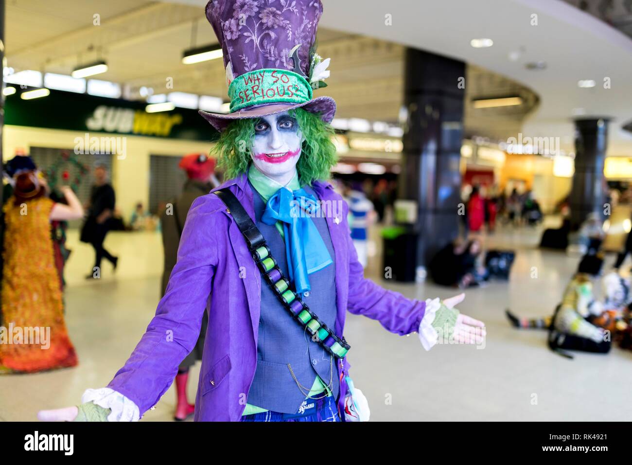 Birmingham, Großbritannien - 17 März, 2018. Ein cosplayer gekleidet wie DC Comics, der Joker, trug einen Mad hatters Kostüm mit dem Slogan, warum so ernst, an einem Comi Stockfoto
