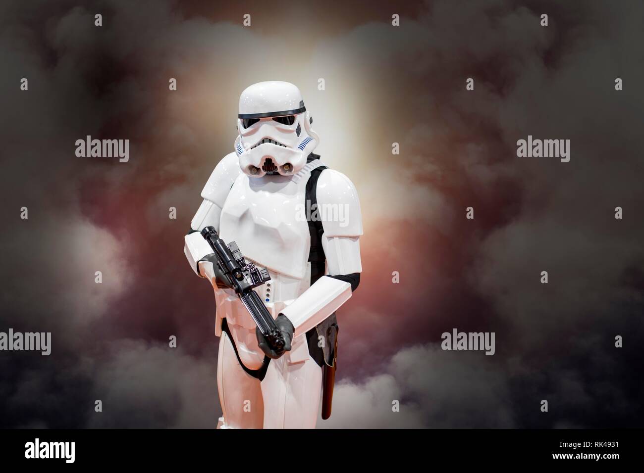 Birmingham, Großbritannien - 17 März, 2018. Ein cosplayer in einem Storm Trooper Kostüm aus Star Wars Filmen zu einem Comic Con in Birmingham, UK Zeigen einer Gewehr gekleidet Stockfoto