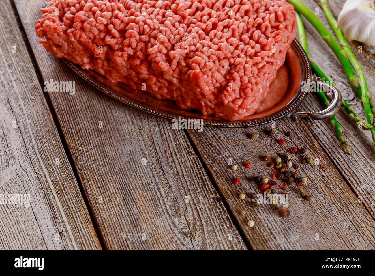 Frischem Hackfleisch Boden mit Zutaten zum Kochen auf alten Küchentisch. Stockfoto