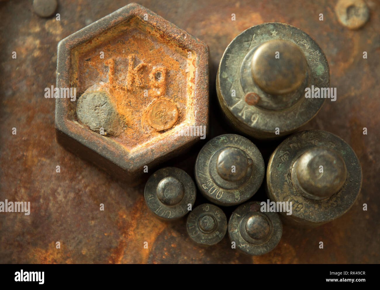 Gewichte für Retro Waage. Jahrgang Gewicht für ein Gleichgewicht, Balance Gewichte. Stockfoto