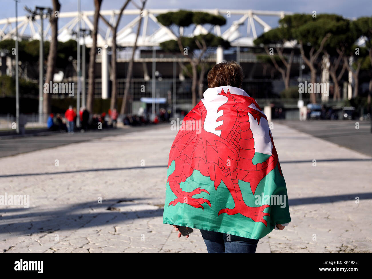 Ein Wales Ventilator trifft im Stadion während der Guinness sechs Nationen Match im Stadio Olimpico, Rom. Stockfoto