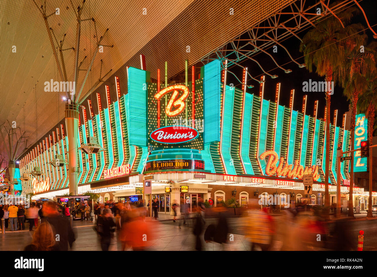 Binion's Gambling Hall an der Fremont Street Las Vegas, Nevada, USA bei Nacht. Das Casino eröffnet im Jahr 1951. Stockfoto