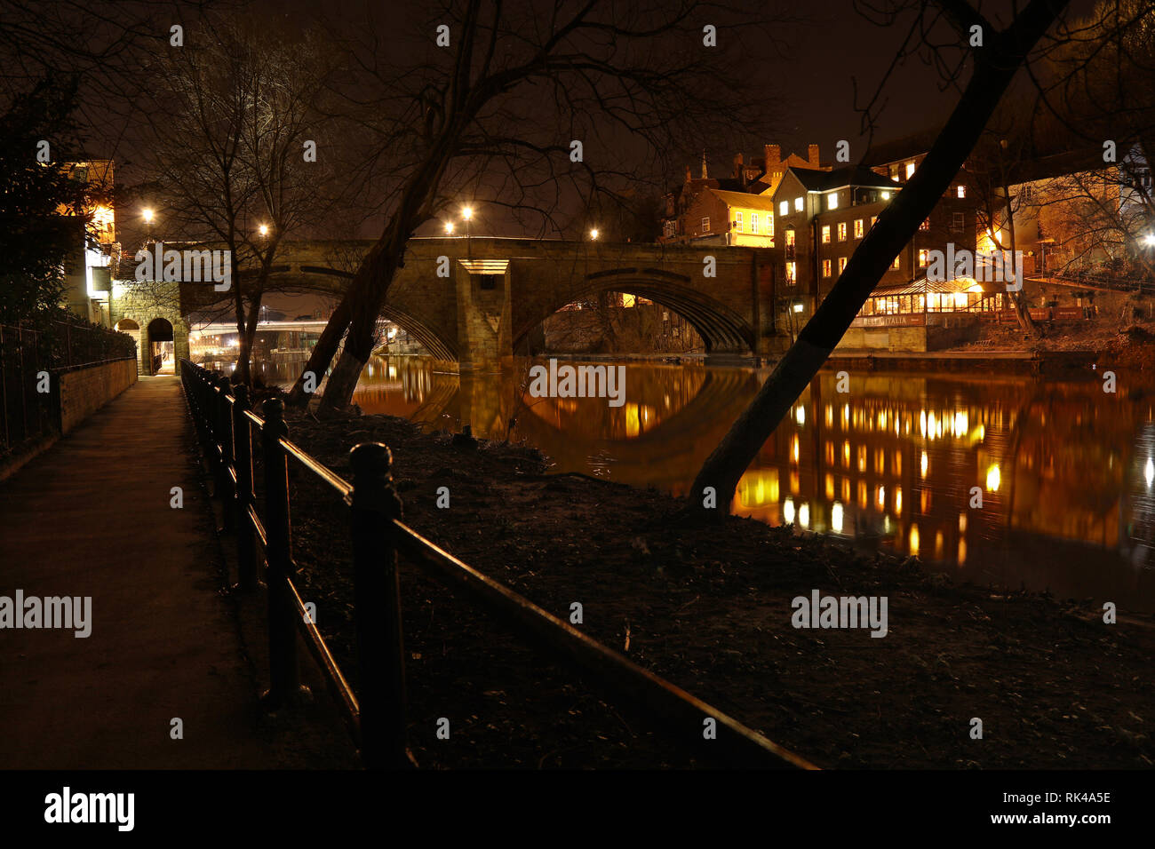 Abend geschossen, Fußweg vom Fluss Wear, Durham, England, Vereinigtes Königreich Stockfoto