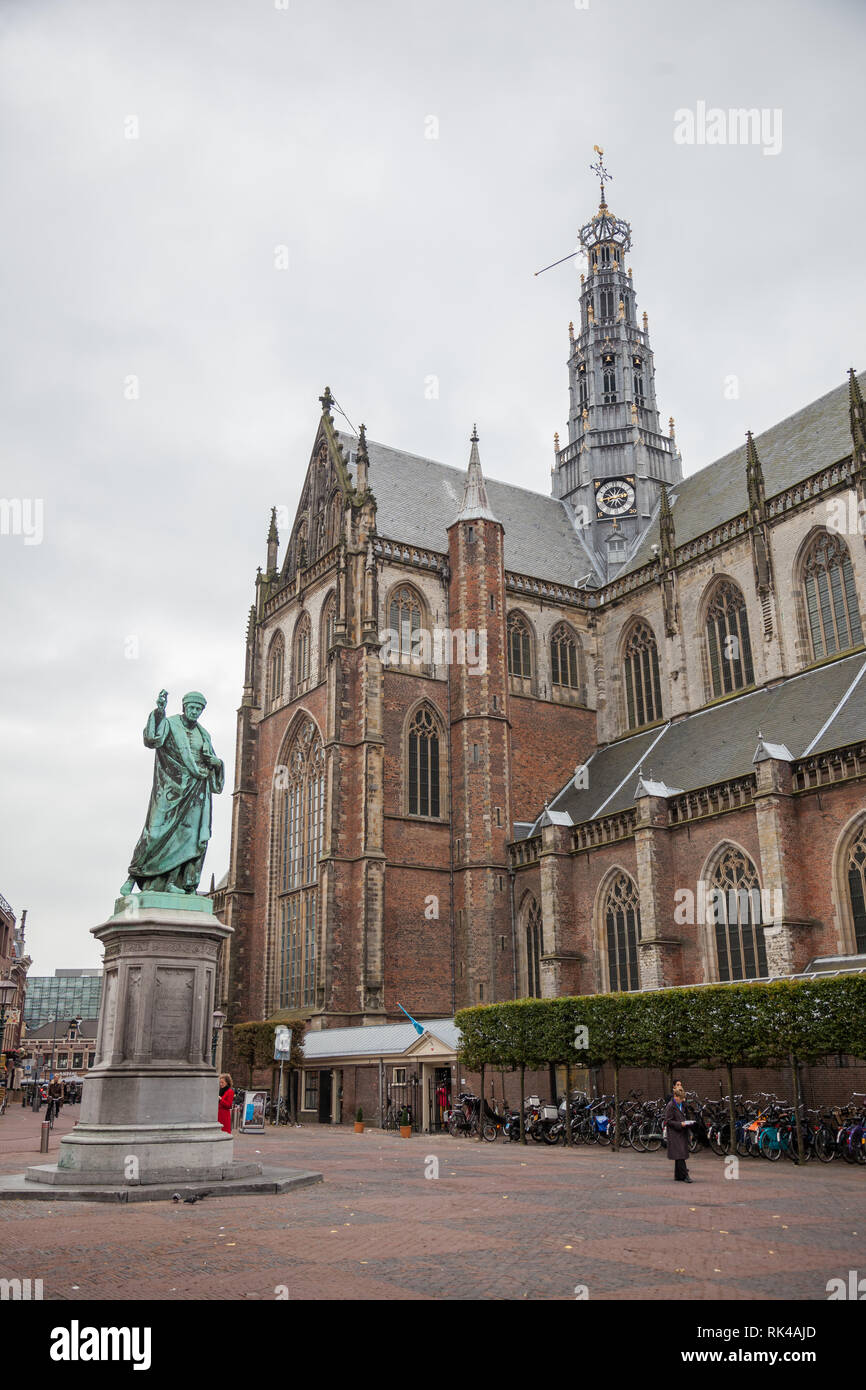 Haarlem, Niederlande - 25 Oktober 2013: Die große oder Sint Bavo Kirche im alten Zentrum von Haarlem mit Statue von Laurens Janszoon Coster, setzen Sie voraus Stockfoto