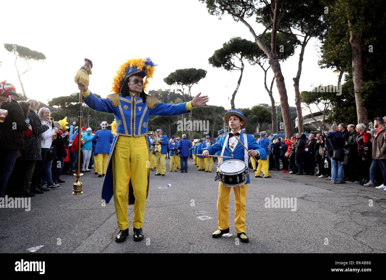 Eine italienische Marching Band außerhalb der Erde vor der Guinness sechs Nationen Match im Stadio Olimpico, Rom. Stockfoto