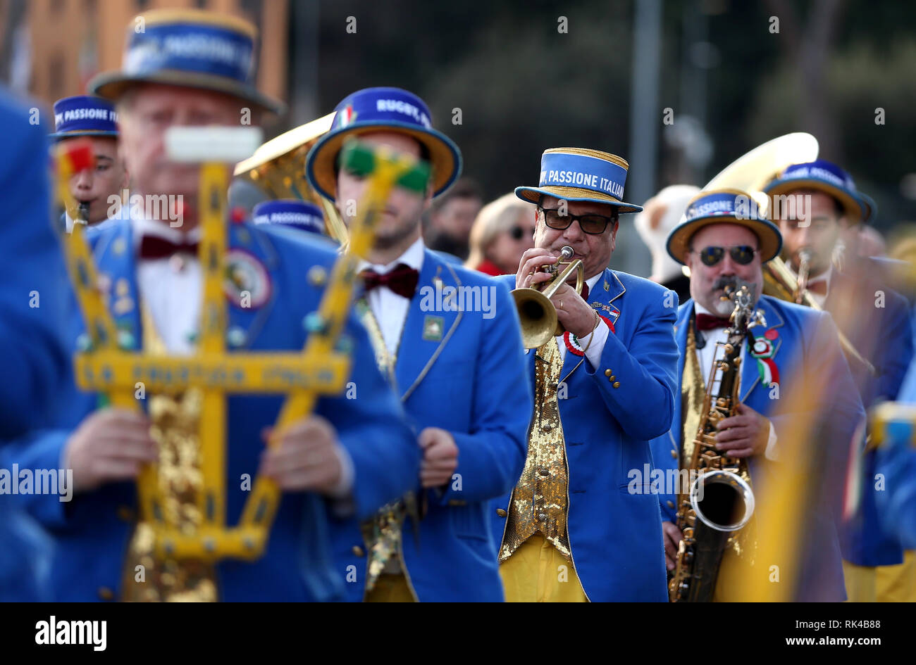 Eine italienische Marching Band außerhalb der Erde vor der Guinness sechs Nationen Match im Stadio Olimpico, Rom. Stockfoto