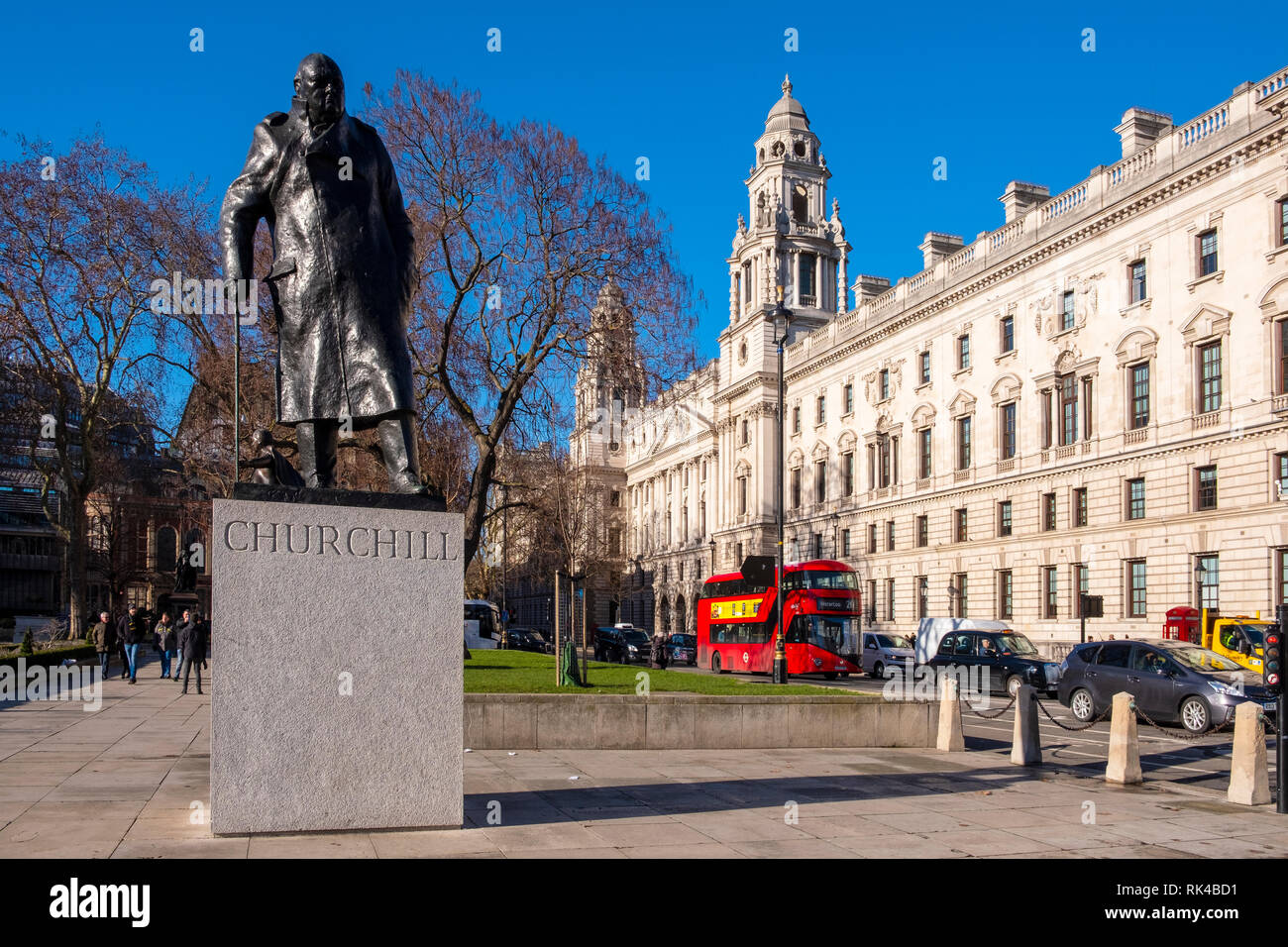 London, England/Großbritannien - 2019/01/28: Sir Winston Churchill statue Ivor Roberts-Jones am Parliament Square in Westminster Stockfoto