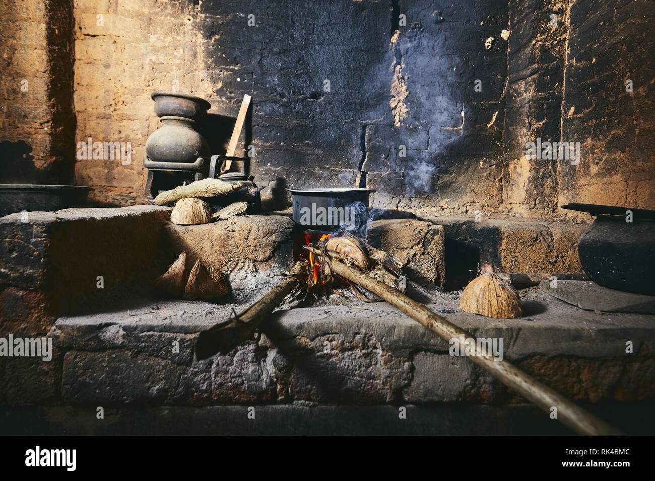 Die Zubereitung von Speisen auf der Feuerstelle in der traditionellen Küche zu Hause. Das häusliche Leben in Sri Lanka. Stockfoto