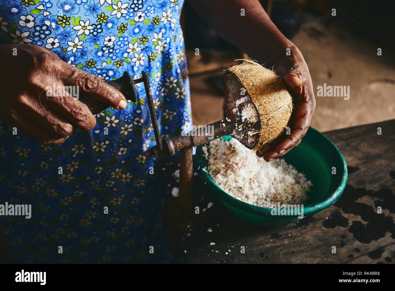 Raspel der Kokosnuss. Frau, die Zubereitung von Speisen in der traditionellen Küche zu Hause. Das häusliche Leben in Sri Lanka. Stockfoto