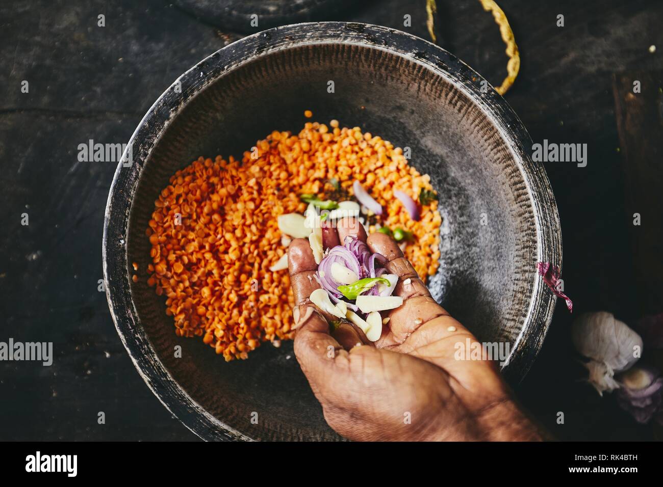 Vorbereitung Reis und Curry. Frau, die Zubereitung von Speisen in der traditionellen Küche zu Hause in Sri Lanka. Stockfoto