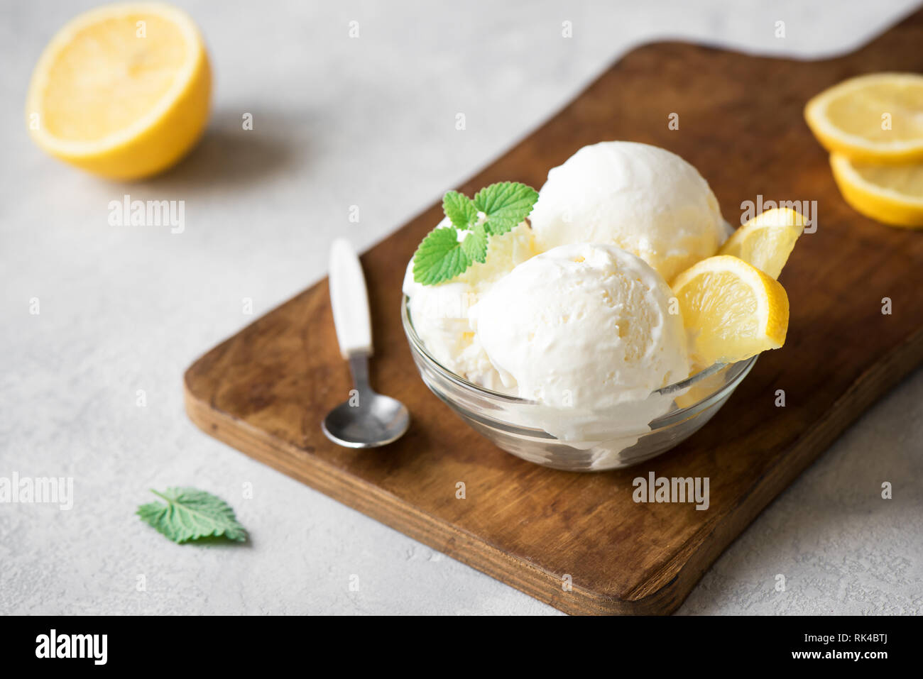 Lemon Ice Cream in der Schüssel. Hausgemachte citrus Lemon Ice Cream mit Minze. Stockfoto