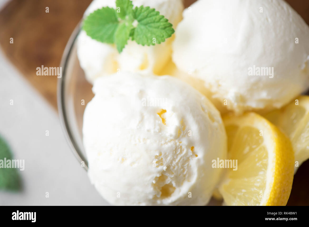 Lemon Ice Cream in der Schüssel. Hausgemachte citrus Lemon Ice Cream mit Minze. Stockfoto