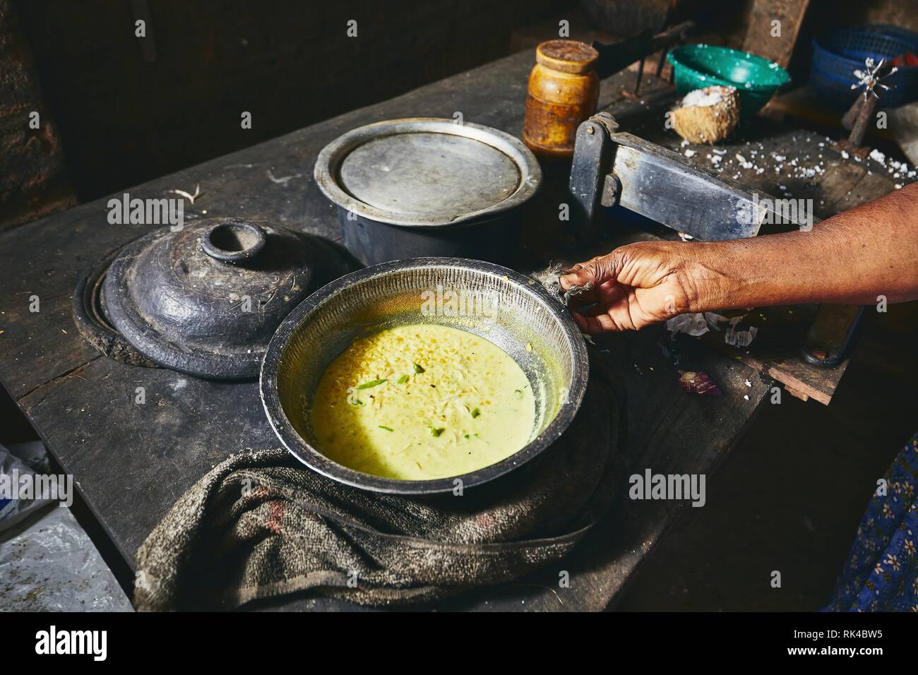 Vorbereitung Reis und Curry. Frau, die Zubereitung von Speisen in der traditionellen Küche zu Hause in Sri Lanka. Stockfoto