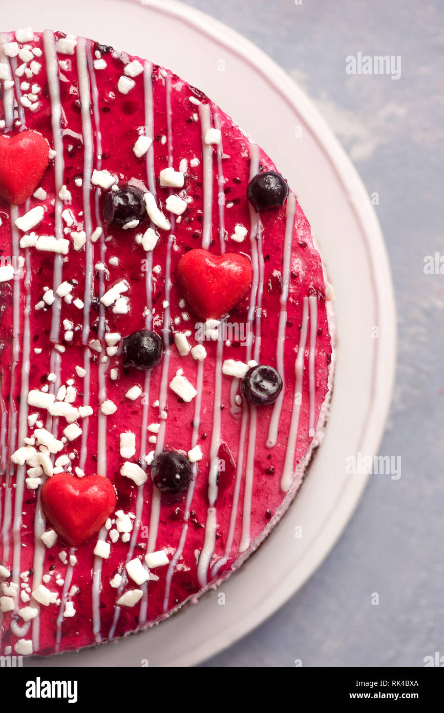 Berry Ice Cream Cake. Hausgemachte rosa Eis Dessert mit Beeren und Herzen, ganz nah. Stockfoto