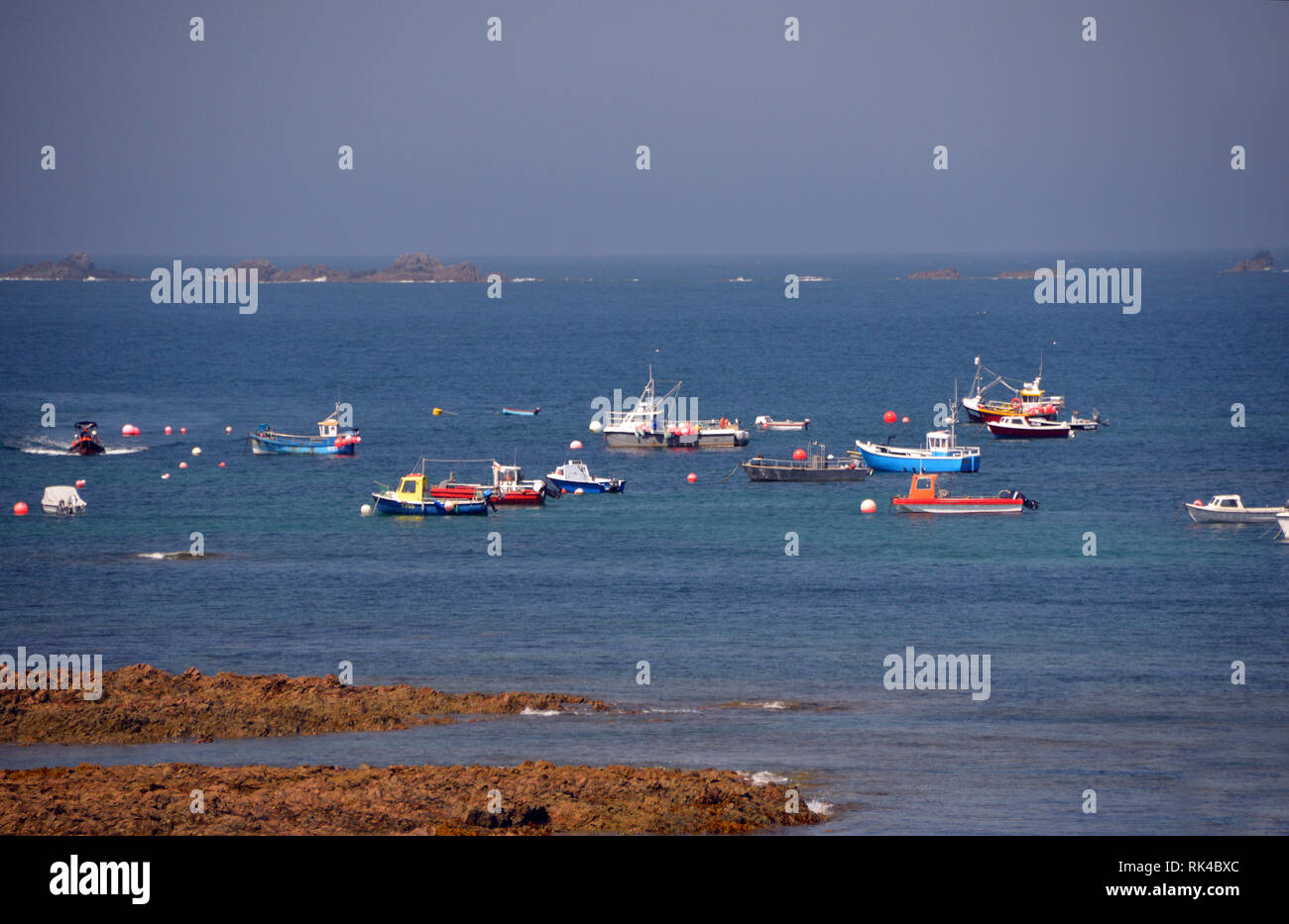 Viele kleine Fischerboote vertäut in L'eree Bay von der Küste weg auf Guernsey, Channel Islands.de. Stockfoto