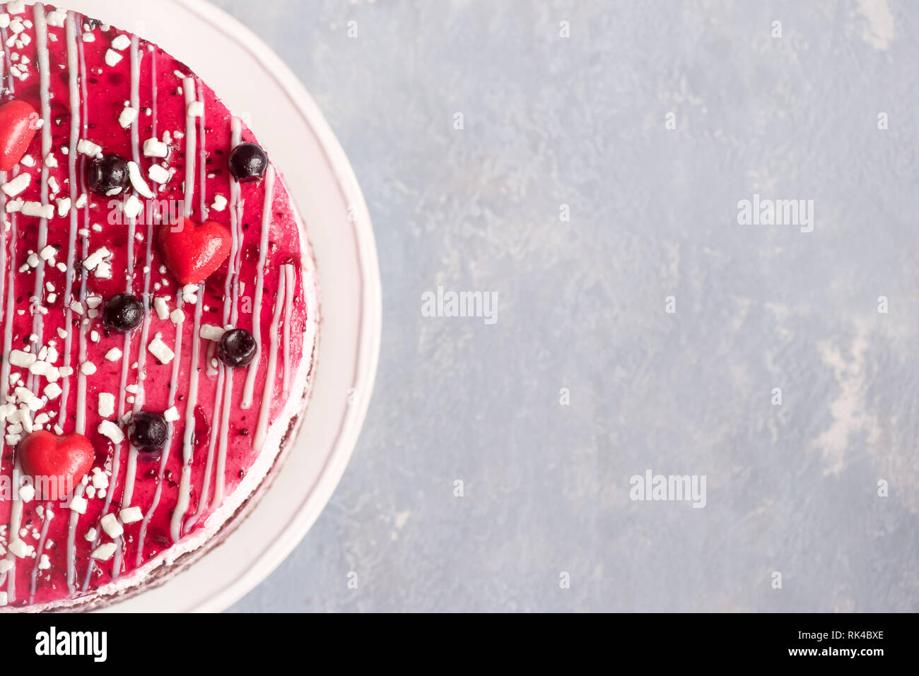 Berry Ice Cream Cake. Hausgemachte rosa Eis Dessert mit Beeren und Herzen, ganz nah. Stockfoto