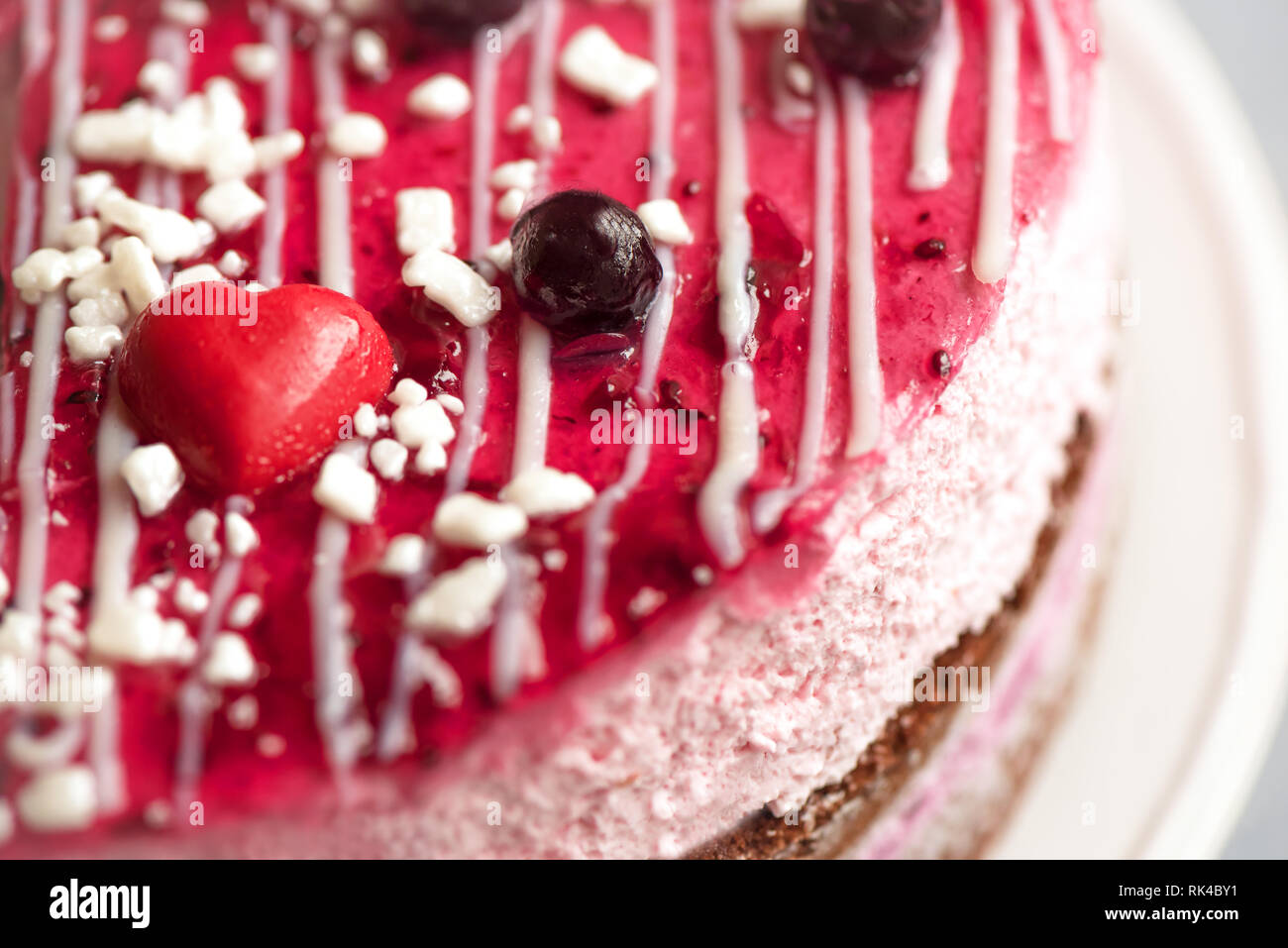 Berry Ice Cream Cake. Hausgemachte rosa Eis Dessert mit Beeren und Herzen, ganz nah. Stockfoto