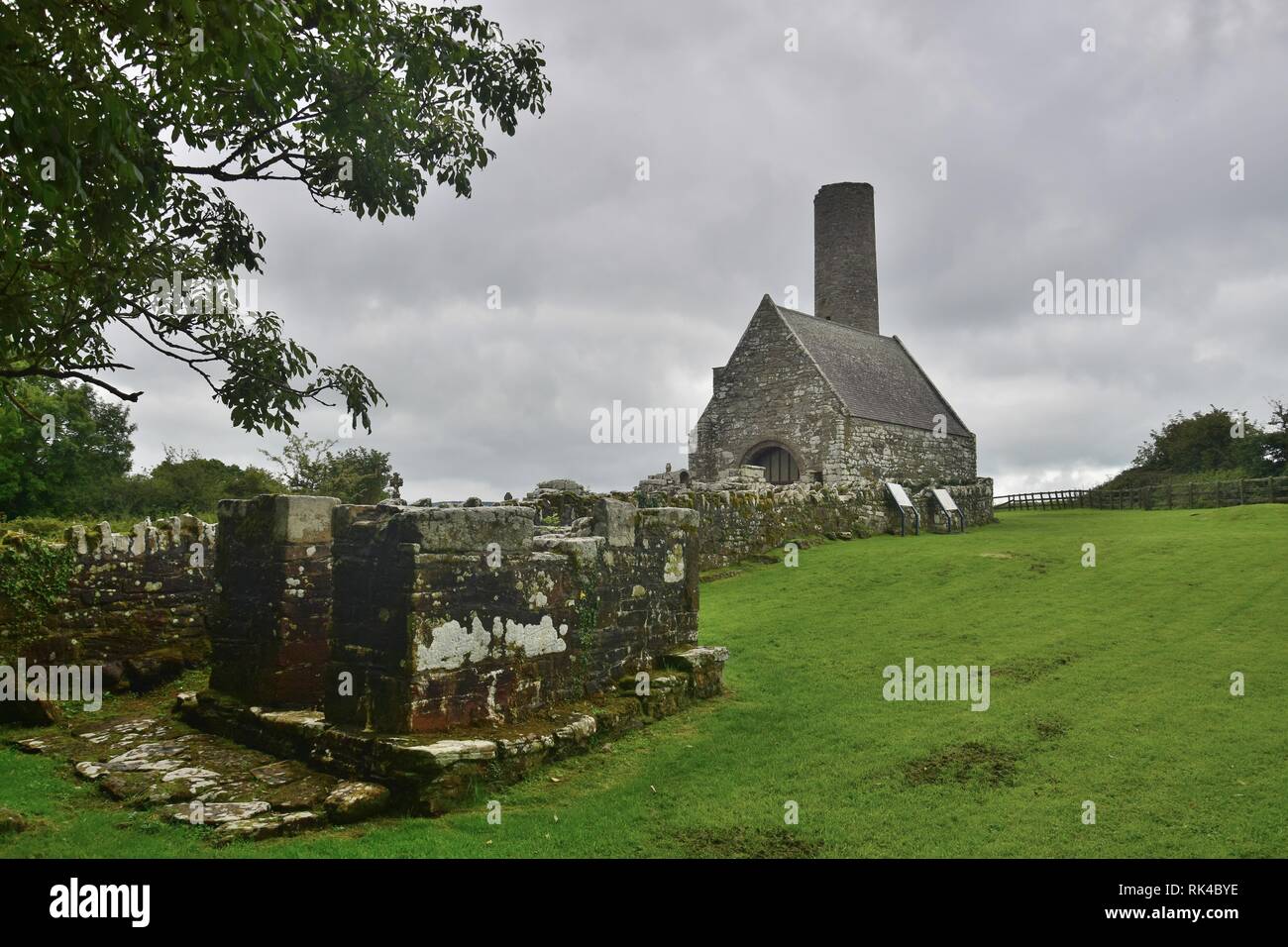 Die Ruinen einer alten Kirche und einem runden Turm auf der heiligen Insel im Lough Derg in Irland, County Clare. Stockfoto