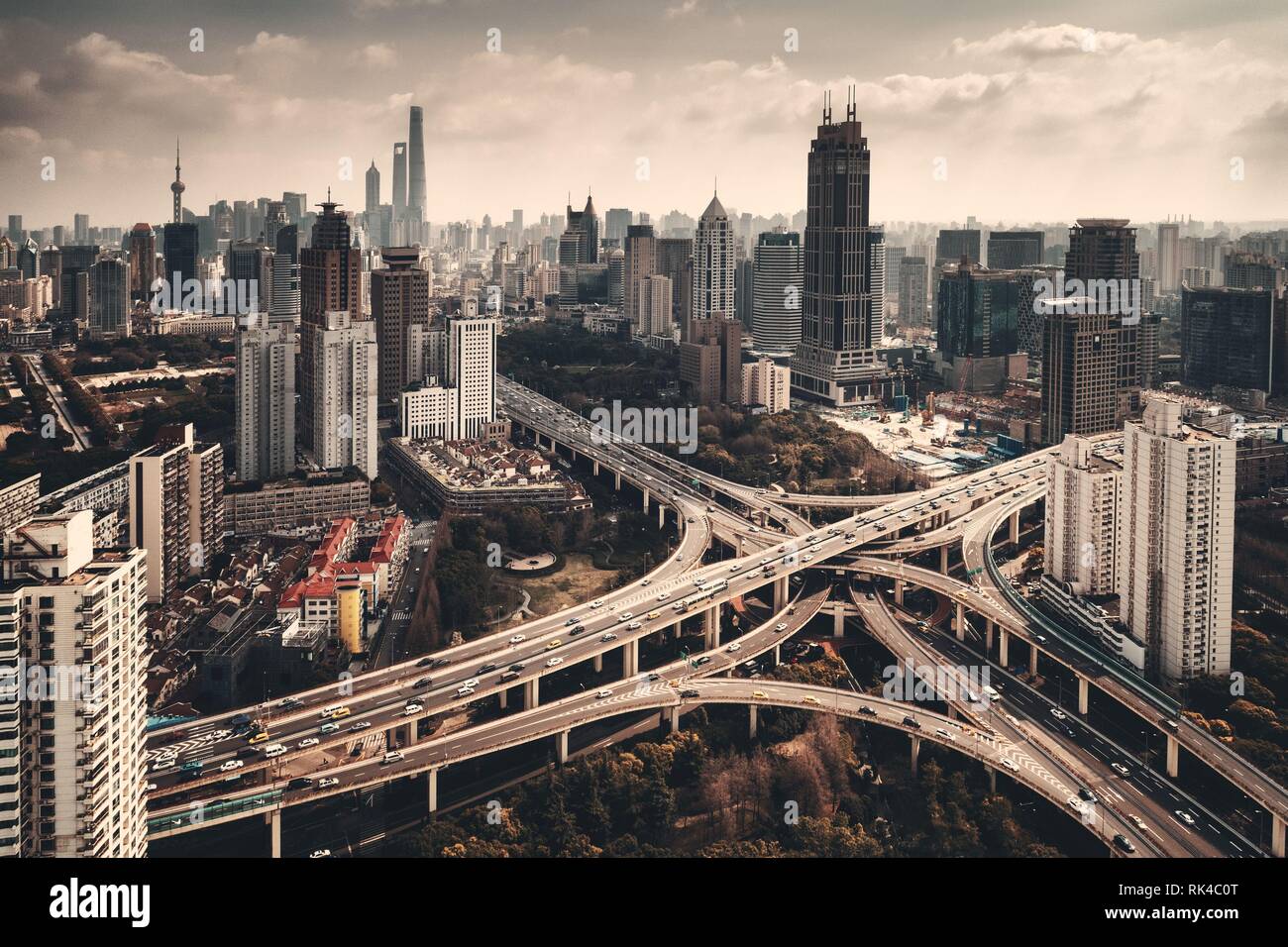 Shanghai Yanan Straße Überführung Brücke mit starkem Verkehr in China. Stockfoto