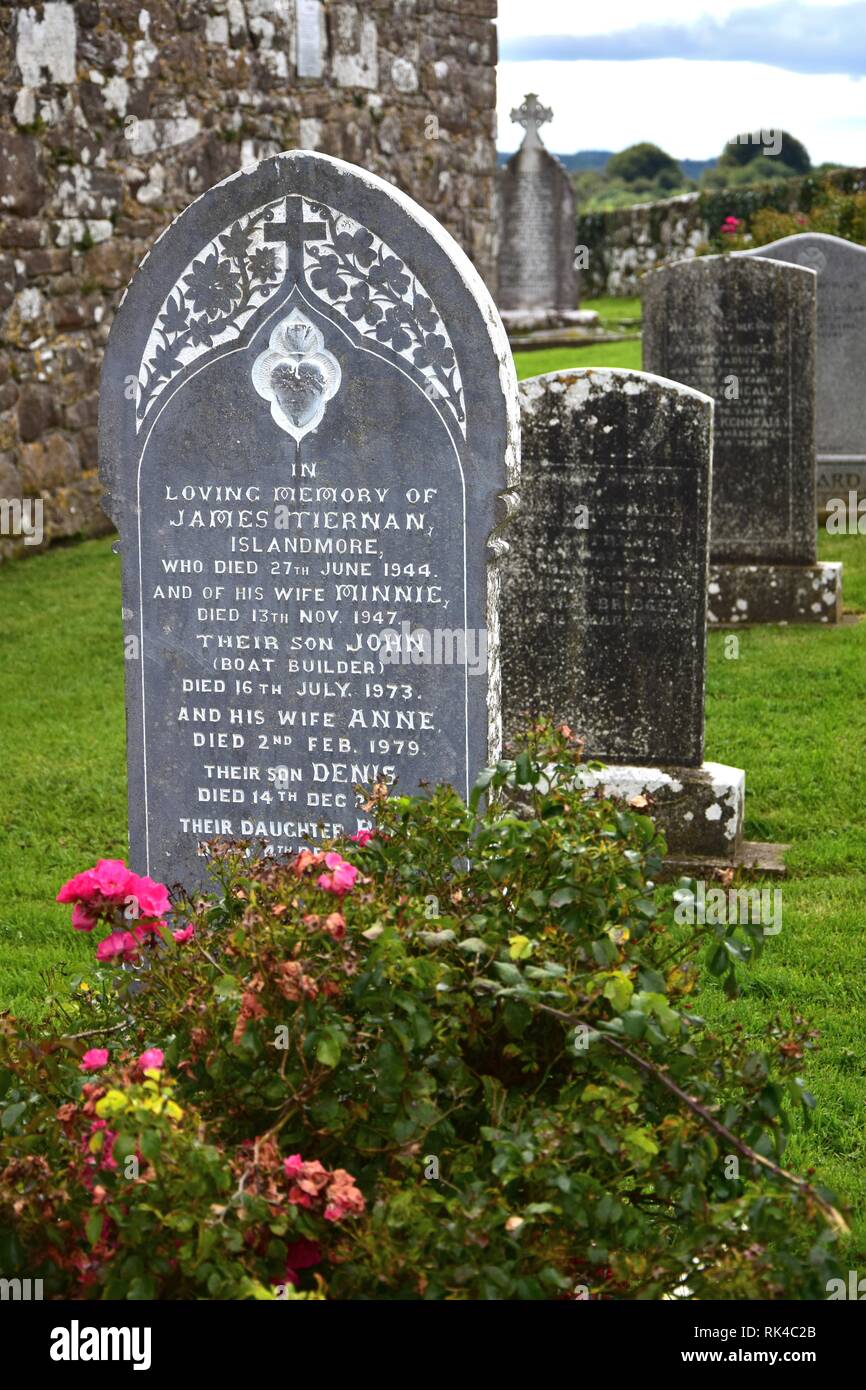 Grabsteine mit Inschriften auf einem Friedhof auf der heiligen Insel im Lough Derg in Irland, County Clare. Stockfoto